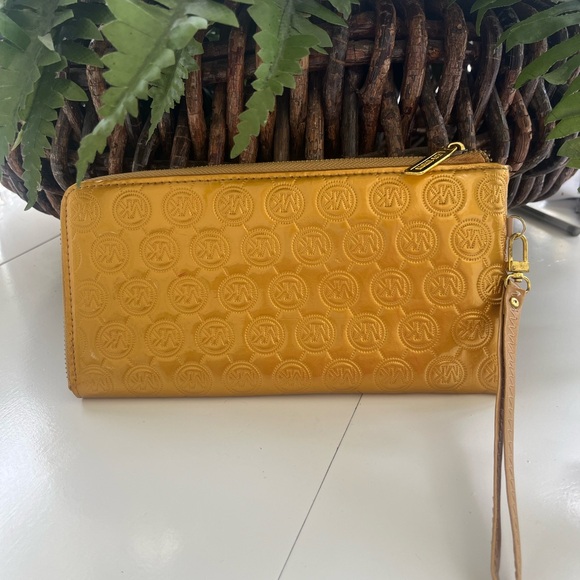 NWOT Michael Kors wallet wristlet long gold shiny All Over Logo - Picture 1 of 15